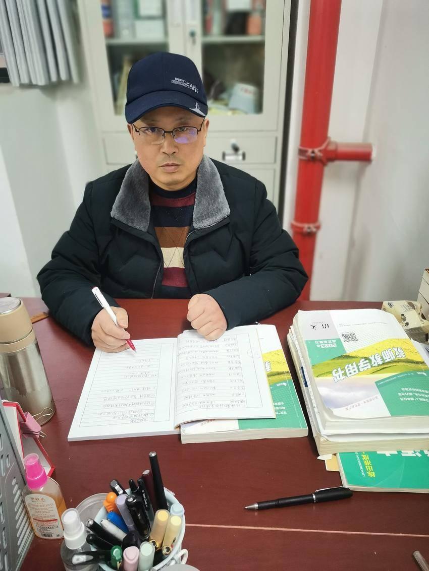 教师退休年龄最新规定，小巷时光里的教育岁月与独特小店探索