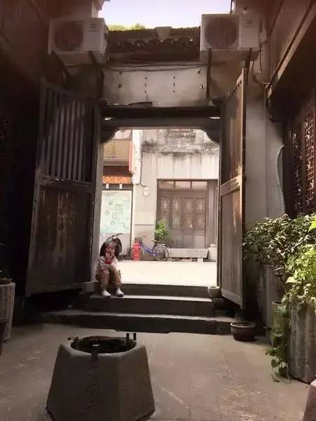 草榴社区2018最新地址揭秘，小巷中的隐藏宝藏等你来探秘！